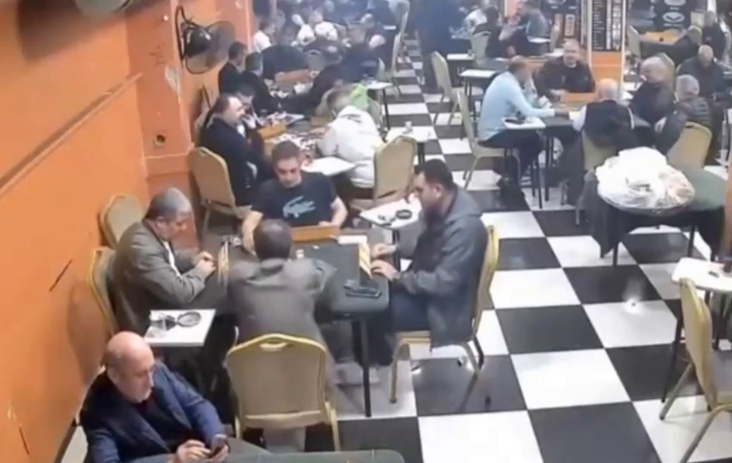 Посетители кафе в Стамбуле приняли басы из авто за землетрясение