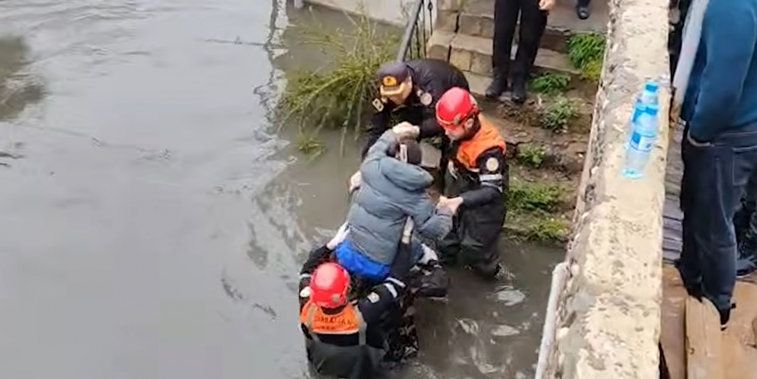 Авария в коллекторе затопила дома, людей срочно эвакуируют