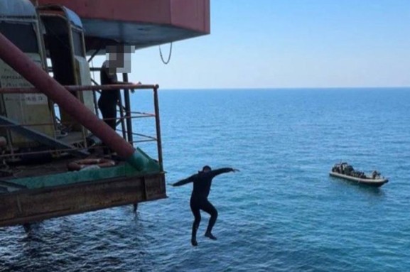 Буданов прыгнул в море с вышки под угрозой российских дронов