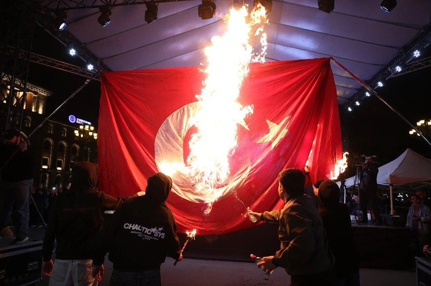 Кто заставил прессу Турции закрыть глаза на сожжённый флаг?