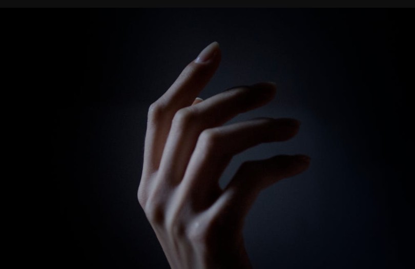 В Испании поцелуй руки признали сексуальным насилием