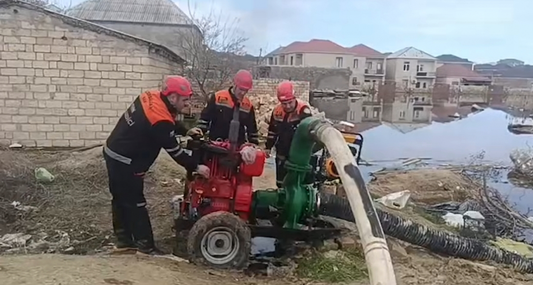 В Баку до сих пор откачивают воду с затопленных территорий
