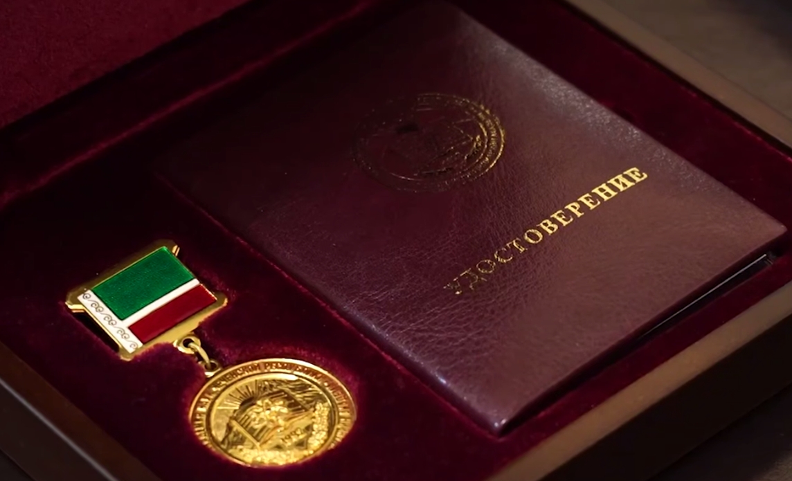 Кадырову вручили медаль за вклад в развитие науки