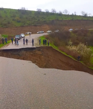 В Гусаре размыло дорогу между селами