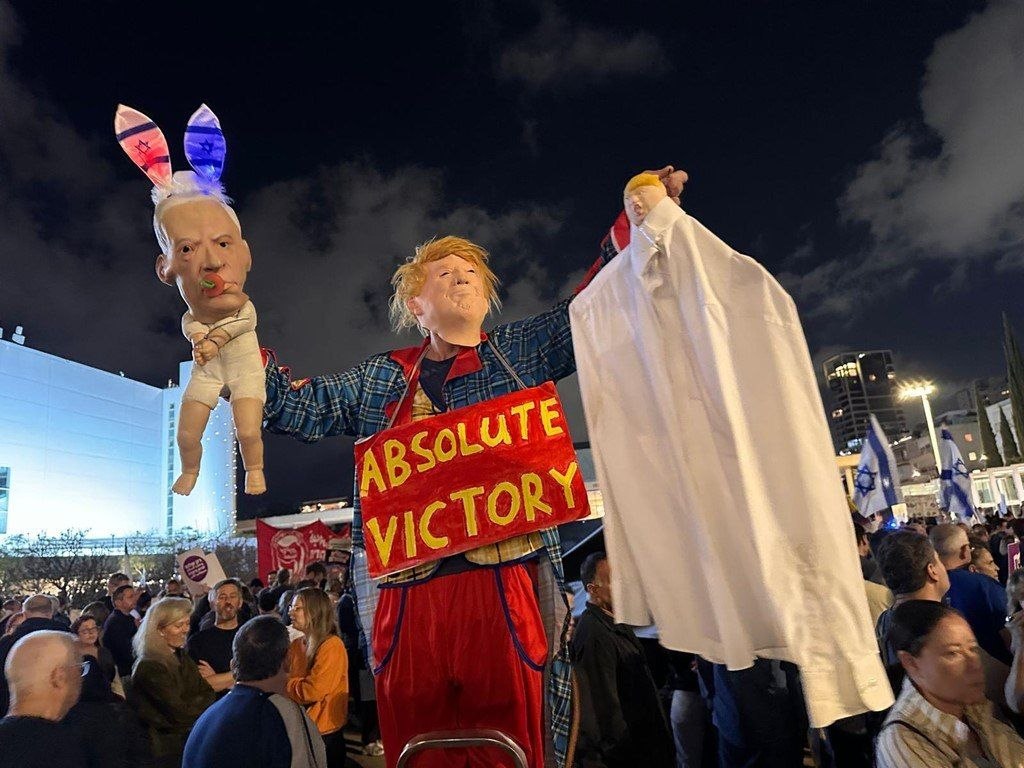 В Тель-Авиве тысячи людей требуют прекратить войну