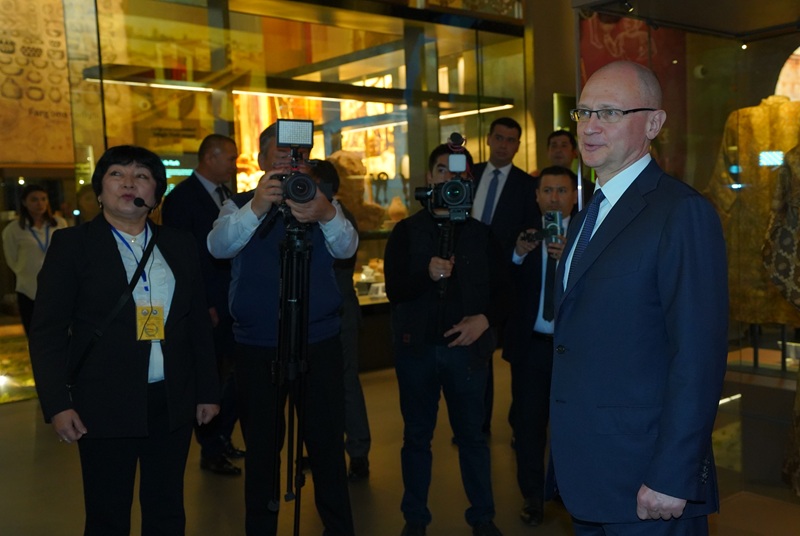 Кириенко посетил Центр исламской цивилизации в Узбекистане и получил книгу на тюркском языке