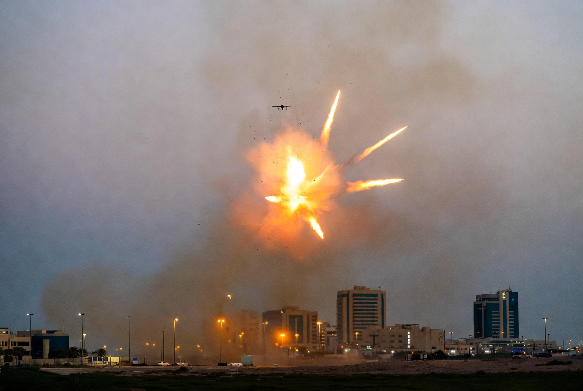 Кувейт и ОАЭ сообщили о новых атаках Ирана 2 Кувейт и ОАЭ сообщили о новых атаках Ирана