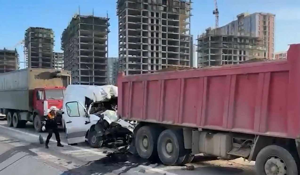 В Баку спасли водителя после тяжелого ДТП