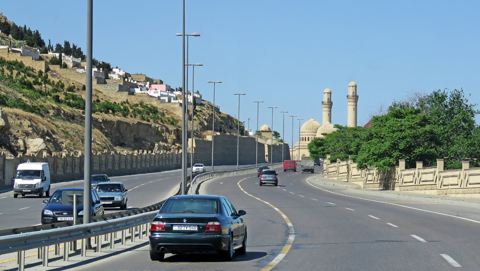 На дороге в Биби-Эйбат возникла угроза оползня