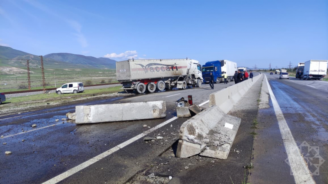Жесткое ДТП на трассе Баку - Губа: столкнулись грузовик и легковушка