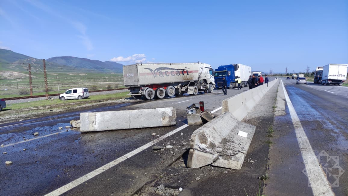 Жесткое ДТП на трассе Баку - Губа: столкнулись грузовик и легковушка