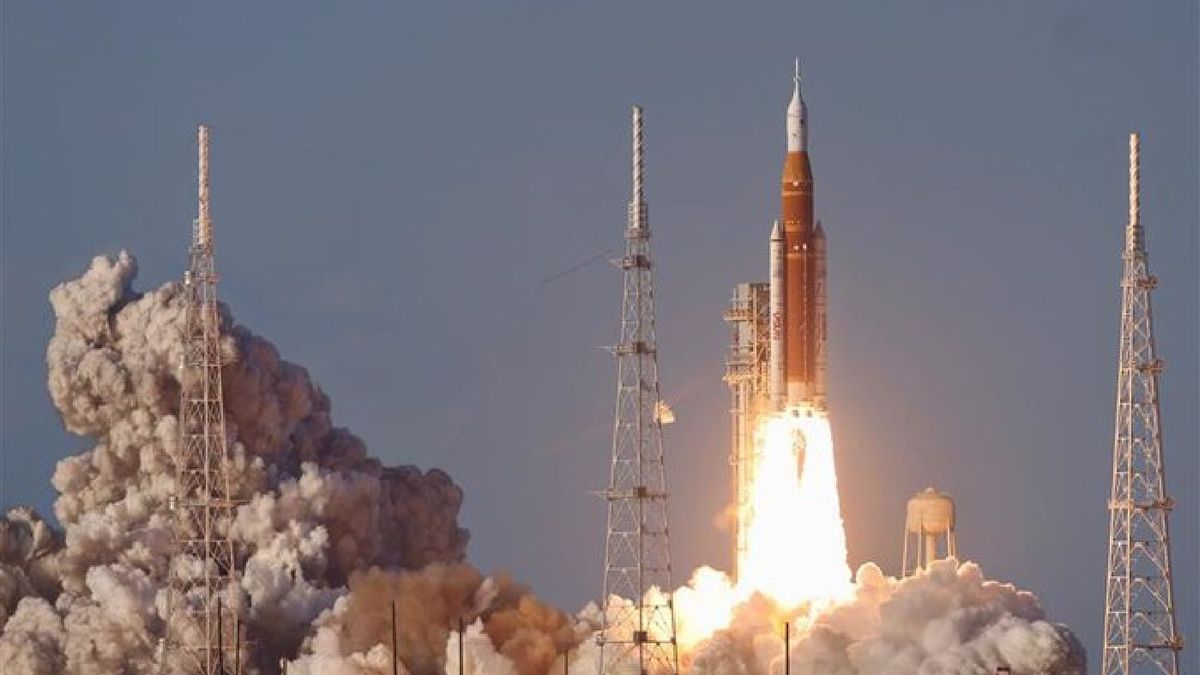 К Луне запустили первый за полвека космический корабль с астронавтами на борту