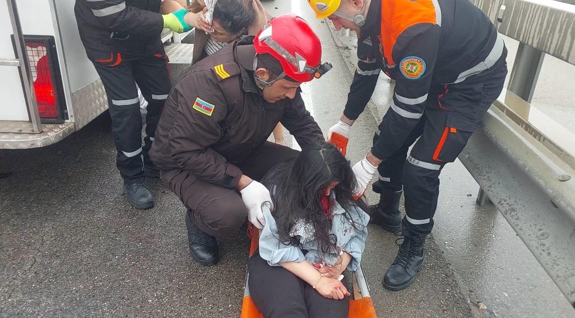 Тяжелое ДТП в Баку: из деформированного автомобиля извлечены пострадавшие и погибший