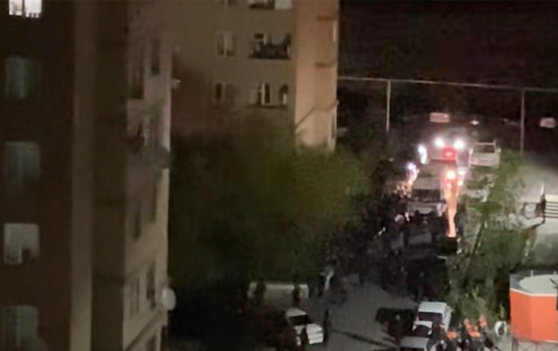 Топор против пистолета: в Баку разыскиваемые оказали сопротивление полиции