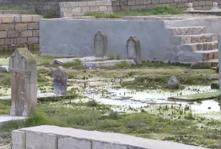 В Мехдиабаде затопило кладбище