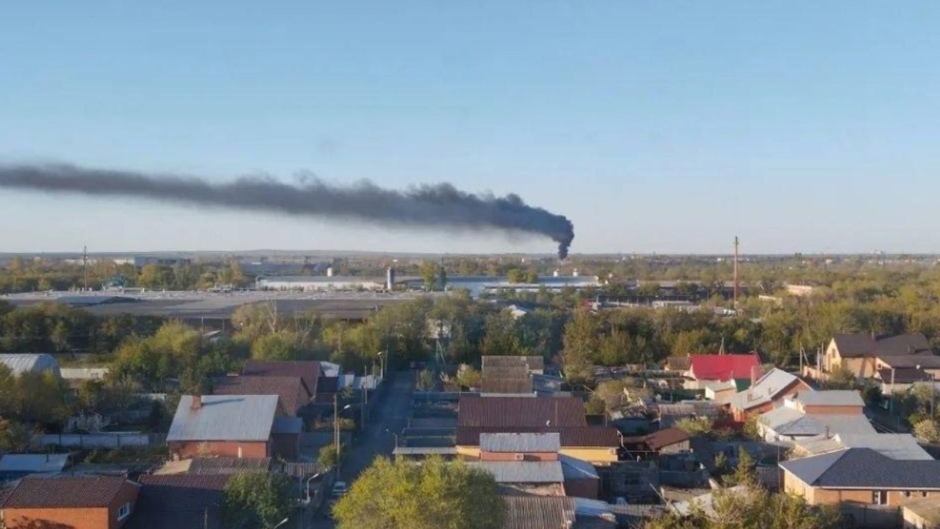 Ночная атака дронов: в Перми и Орске загорелись НПЗ
