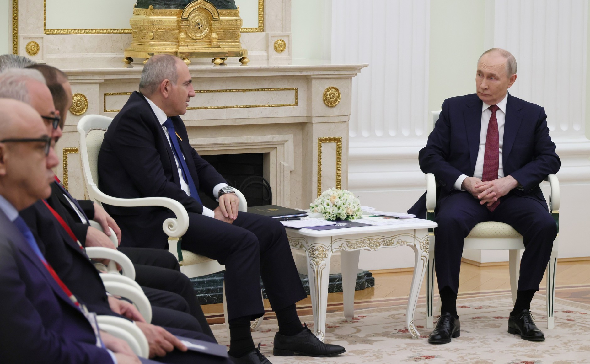 Пашинян заявил Путину о недопустимости продолжения карабахского движения