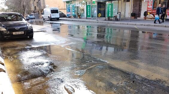 В Насиминском районе Баку затопило улицу