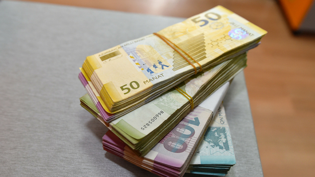 В Азербайджане мужчина потерял крупную сумму денег, а наутро они вернулись к нему