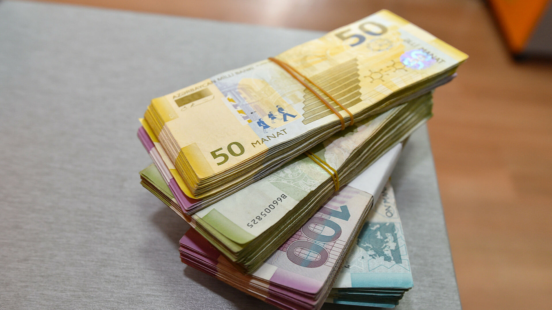 В Азербайджане мужчина потерял крупную сумму денег, а наутро они вернулись к нему