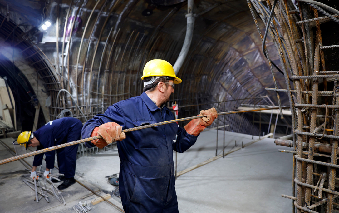 Названы сроки сдачи нового пешеходного перехода между станциями метро