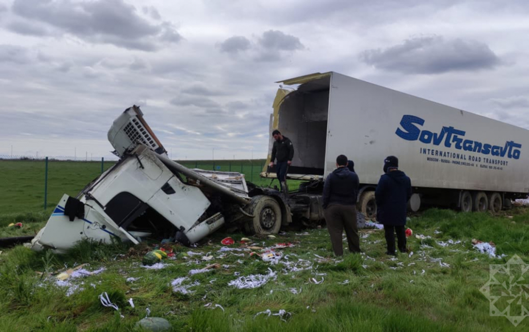 На платной дороге Баку-Губа перевернулся грузовик с арбузами