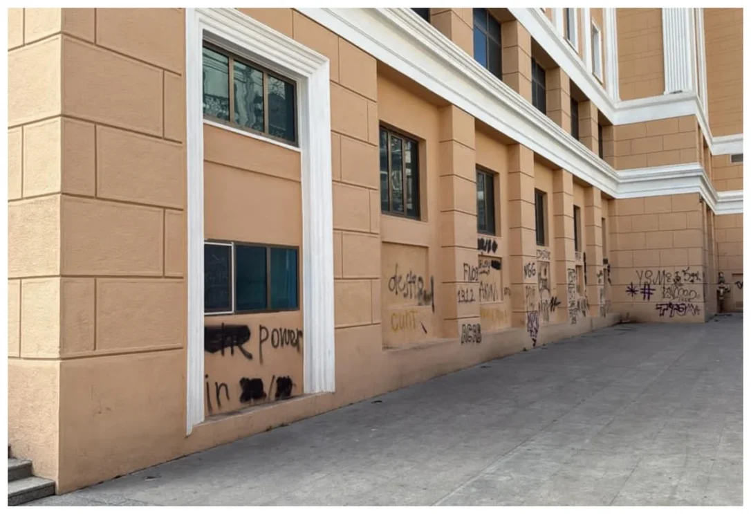 Вандалы разрисовали известный архитектурный памятник в центре Баку