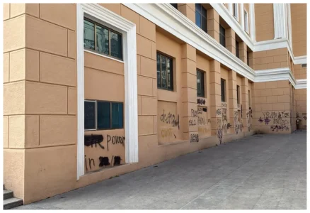 Вандалы разрисовали известный архитектурный памятник в центре Баку