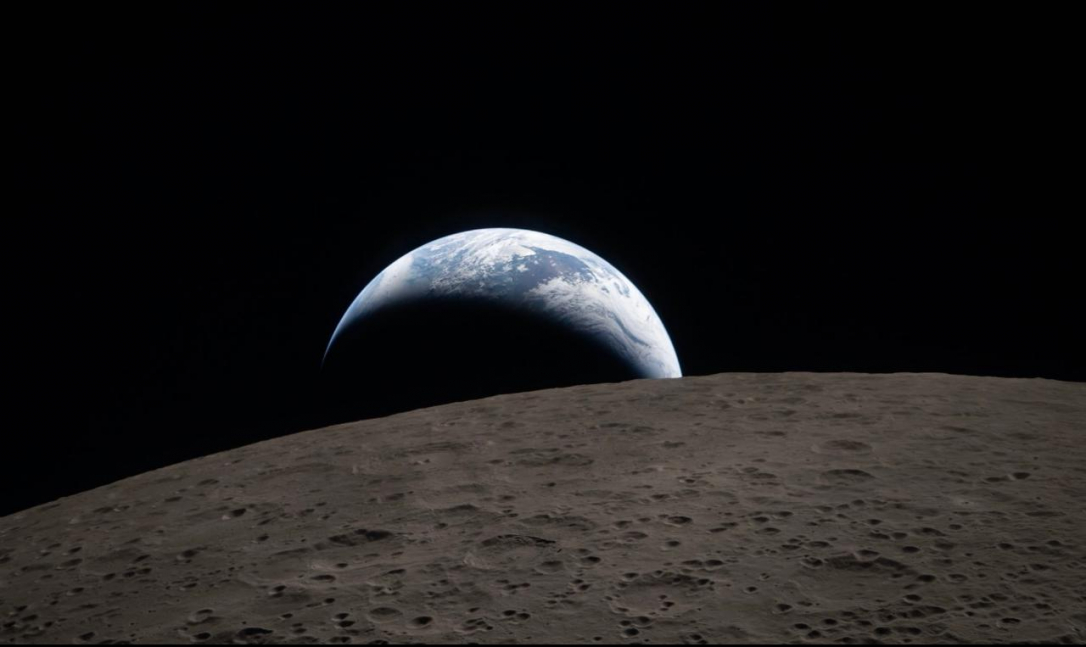 NASA опубликовало первую фотографию обратной стороны Луны