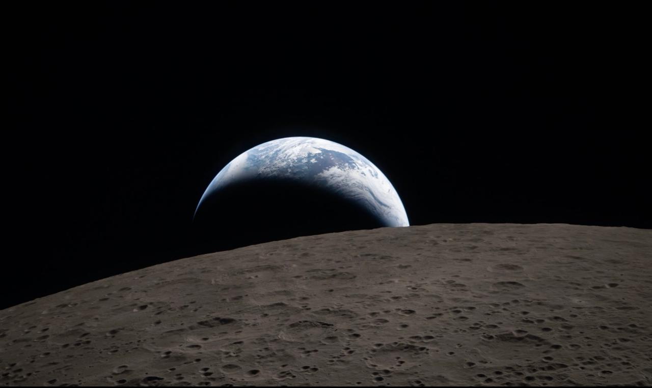 NASA опубликовало первую фотографию обратной стороны Луны