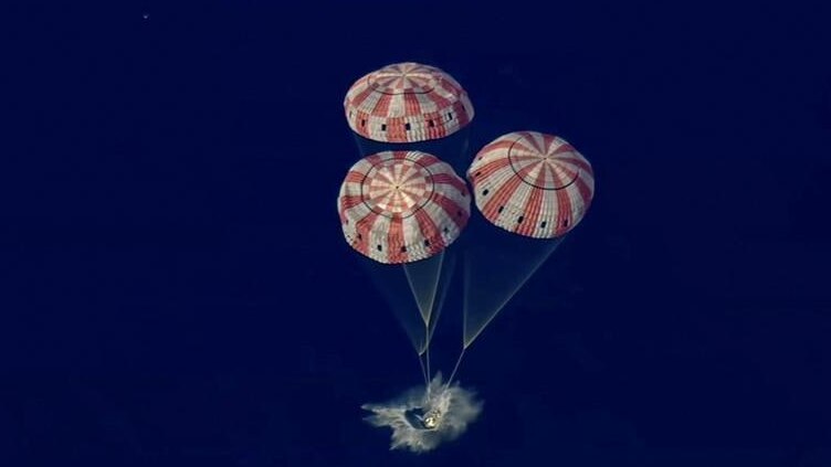 Астронавты лунной миссии вернулись на Землю