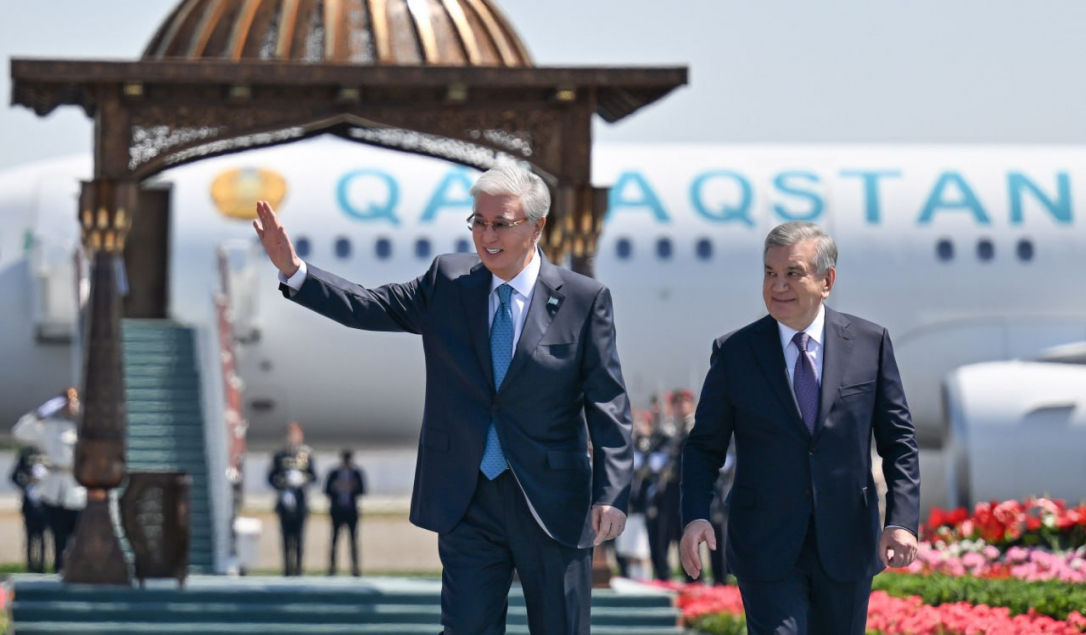 Мирзиёев встретил Токаева в аэропорту Бухары