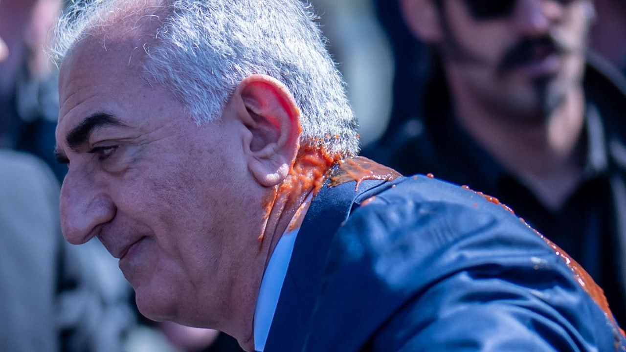 Резу Пехлеви облили краской в Берлине