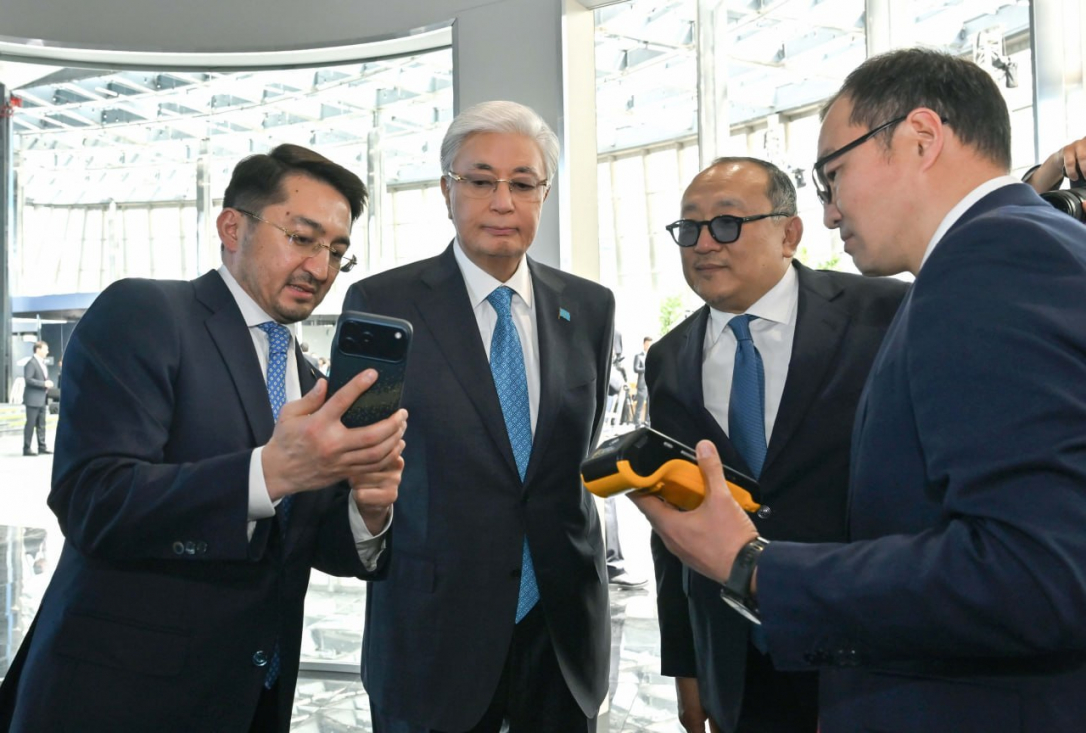 Токаеву продемонстрировали первый в Казахстане платеж криптовалютой