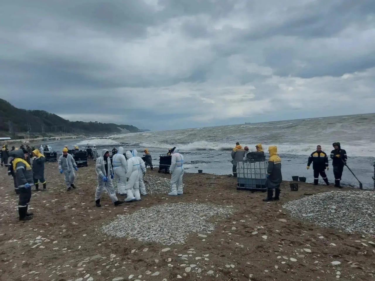 В Туапсе нефтепродукты попали из реки в море