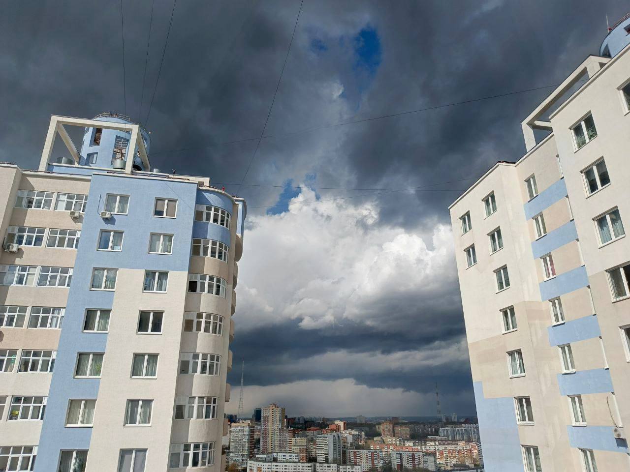 В Перми выпал «нефтяной дождь», небо затянуло черным дымом