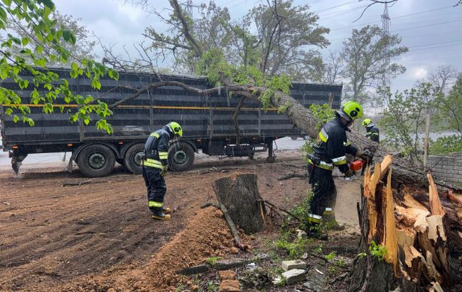 Непогода накрыла Украину: повреждена инфраструктура, есть погибшие
