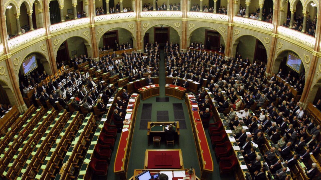 Стало известно, как распределились места в парламенте между партиями Мадьяра и Орбана