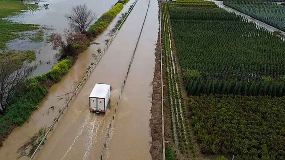 После ливней в Турции затоплены дороги и сельхозугодья