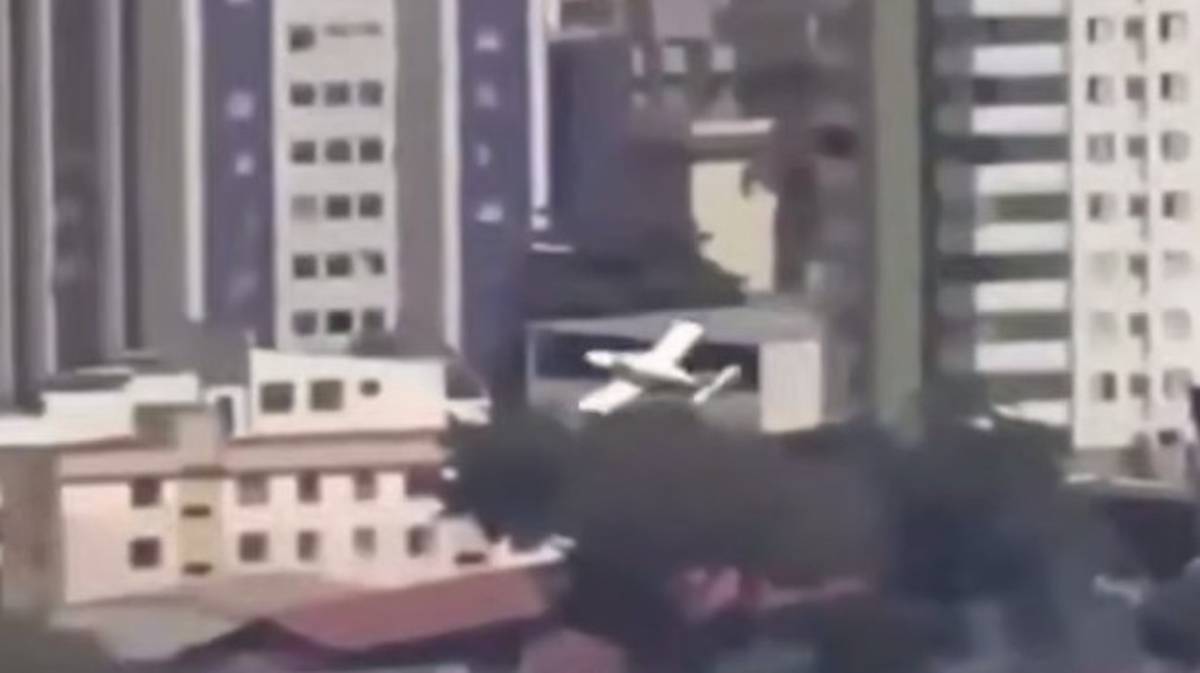 Самолет врезался в жилой дом в Бразилии