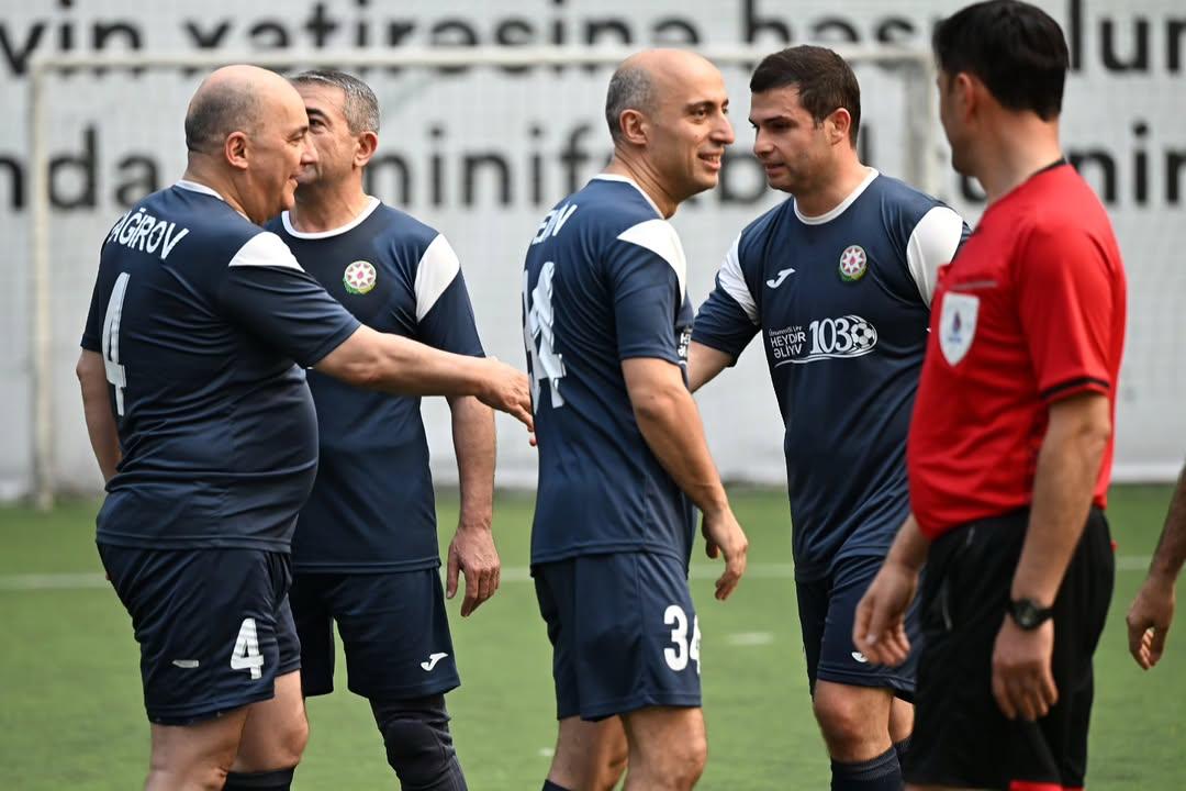 Азербайдажнские министры и депутаты сыграли в футбол
