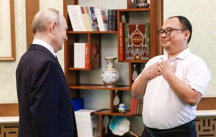 Путин встретился с китайцем, которого поцеловал 26 лет назад