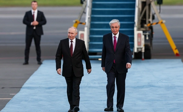 Токаев встретил Путина в аэропорту Астаны 2 Токаев встретил Путина в аэропорту Астаны