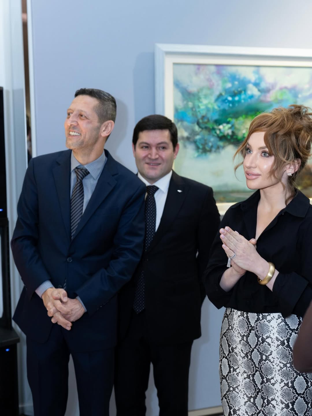 Алена, Лейла и Арзу Алиевы побывали на выставке художника Рашада Мехдиева