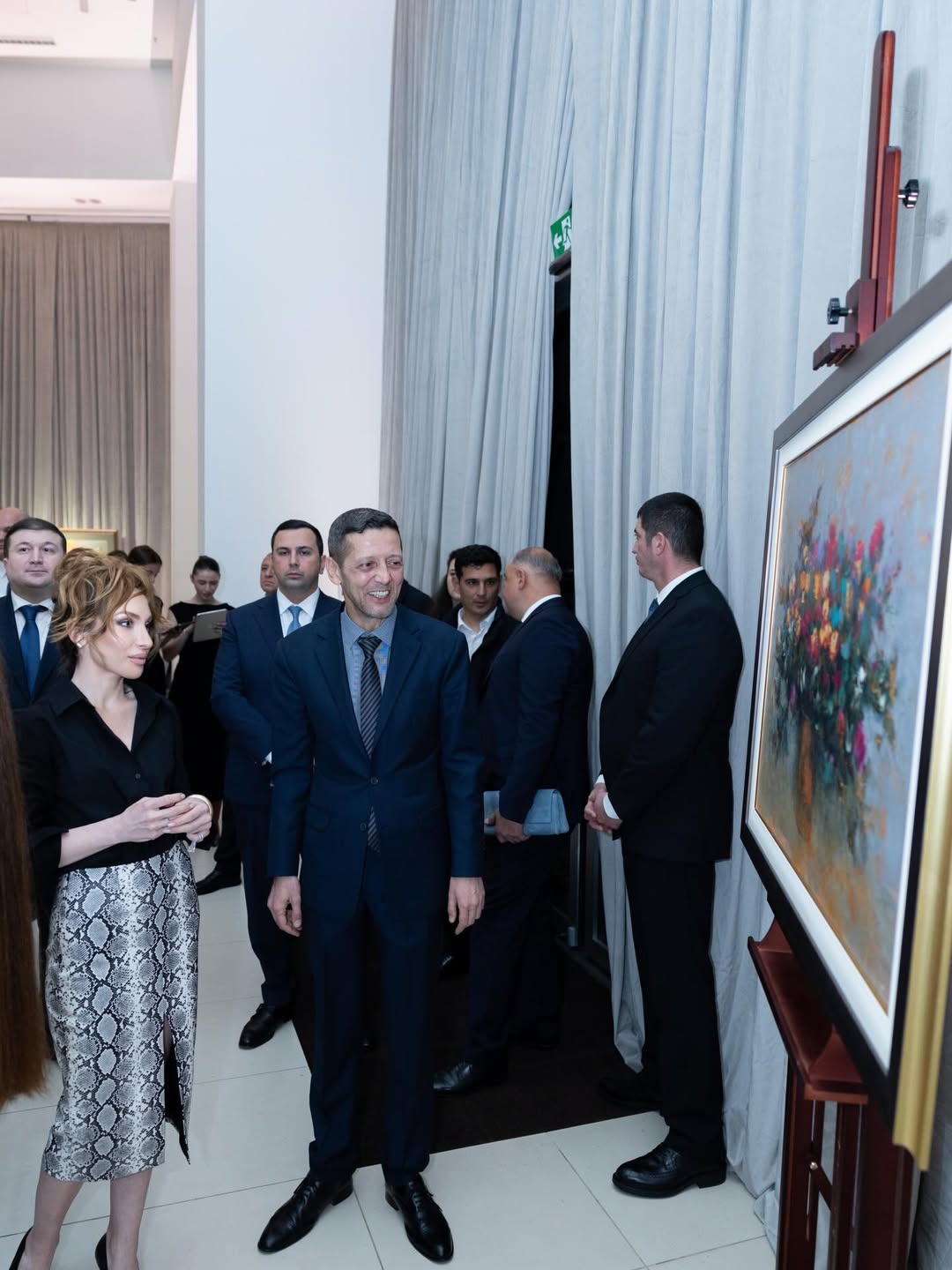 Алена, Лейла и Арзу Алиевы побывали на выставке художника Рашада Мехдиева