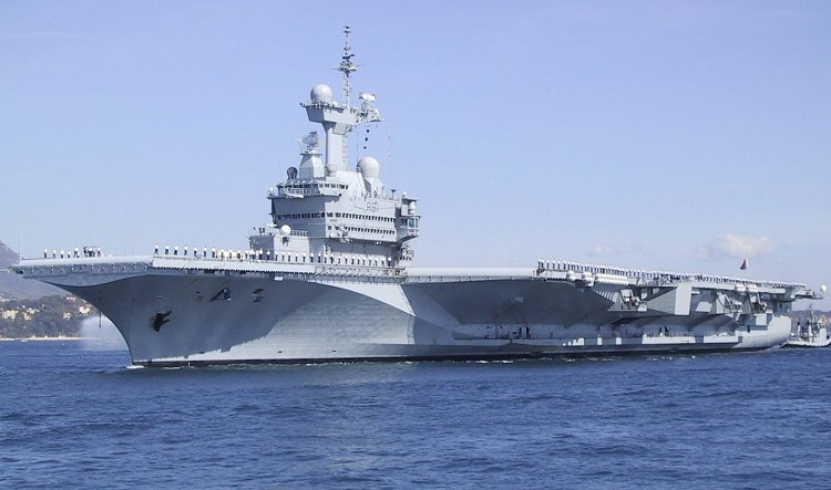Французский авианосец направляется в Красное море