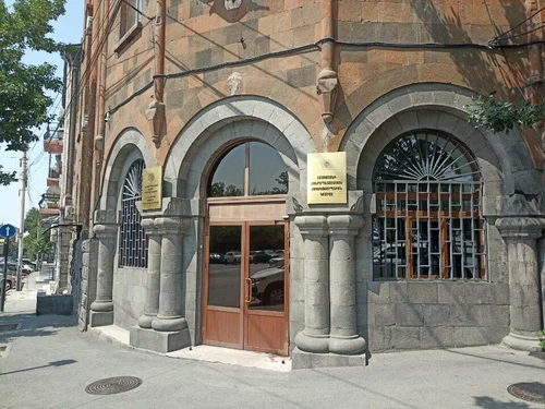 В Армении проходят обыски в офисе партии Карапетяна