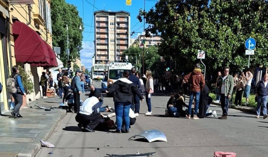 В Италии водитель протаранил пешеходов