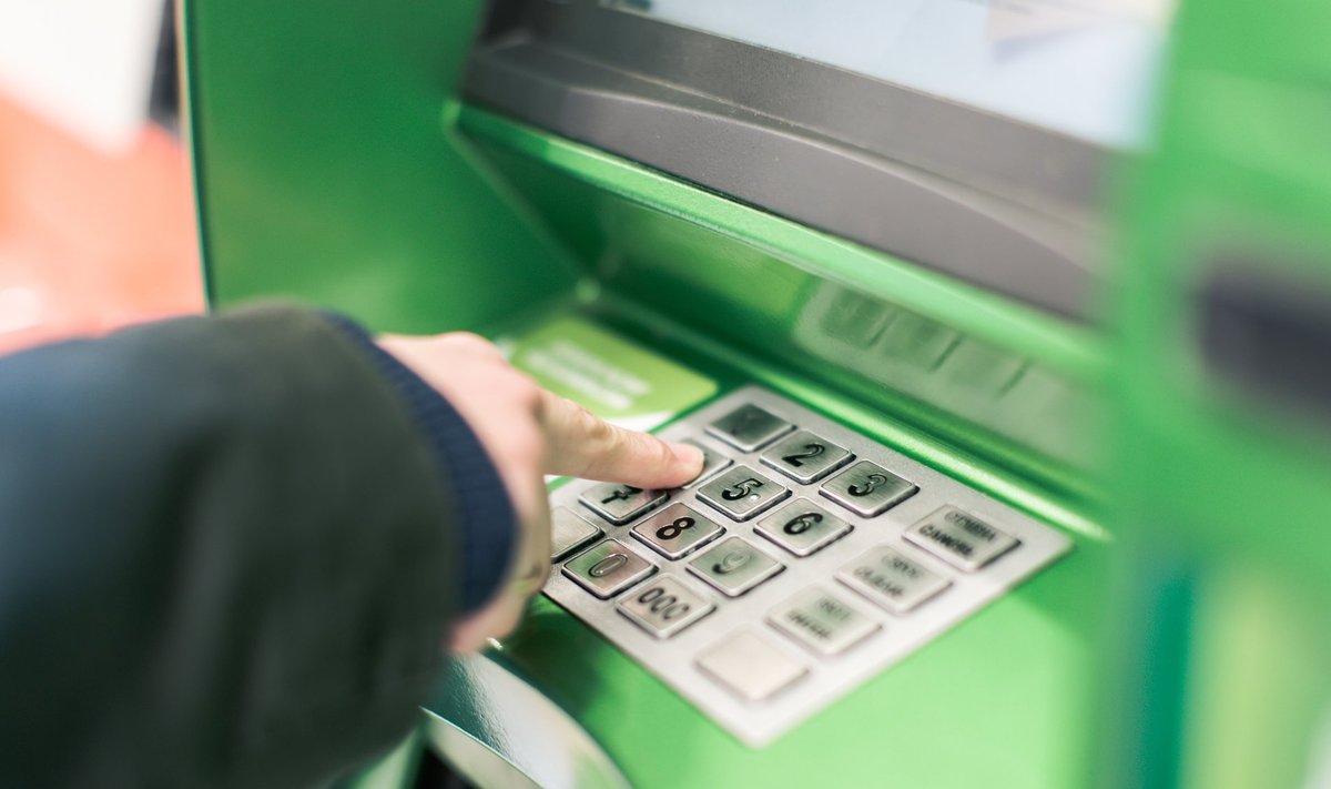 Карты азербайджанского банка перестали работать в Европе
