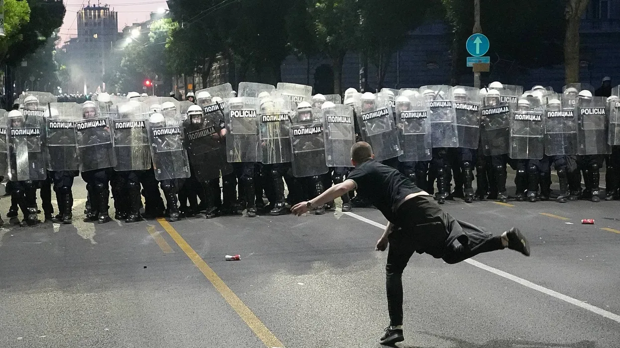 Антиправительственный митинг в Белграде перерос в столкновения
